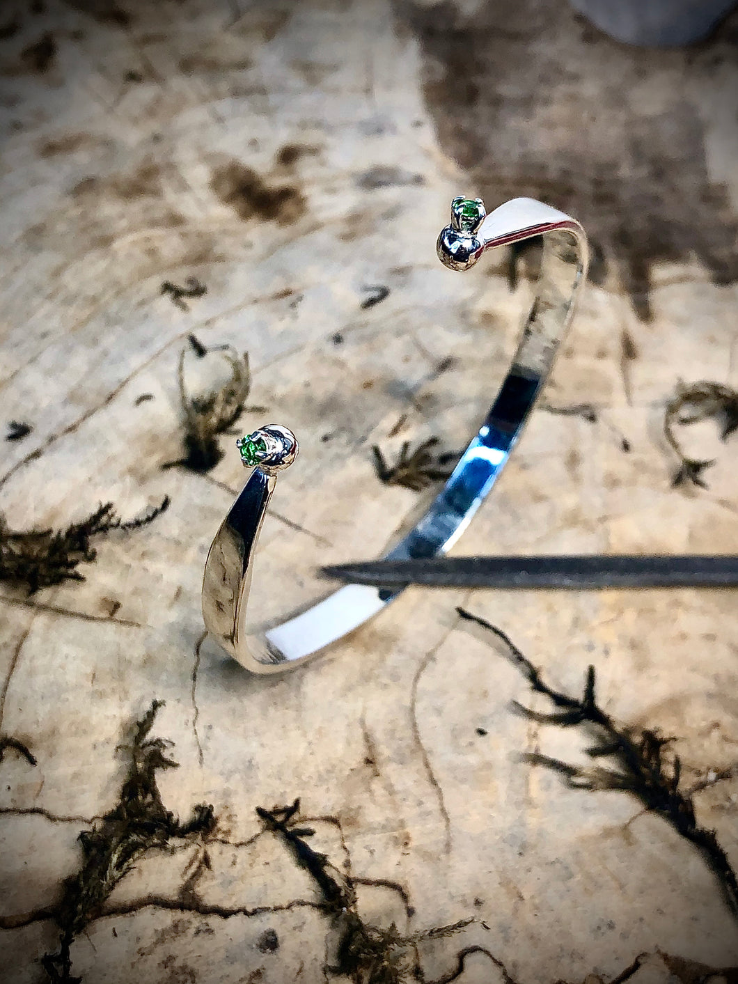 Silver bracelet with dioptase stones