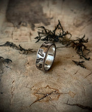 Load image into Gallery viewer, MonLuk
